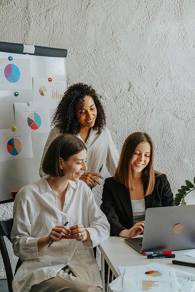 升遷永遠與能否帶動他人有關,高績效員工並非自己做得多,而是能讓團隊一起變好。這意味著具備良好溝通、跨部門協作、有效回饋與建立信任的能力。