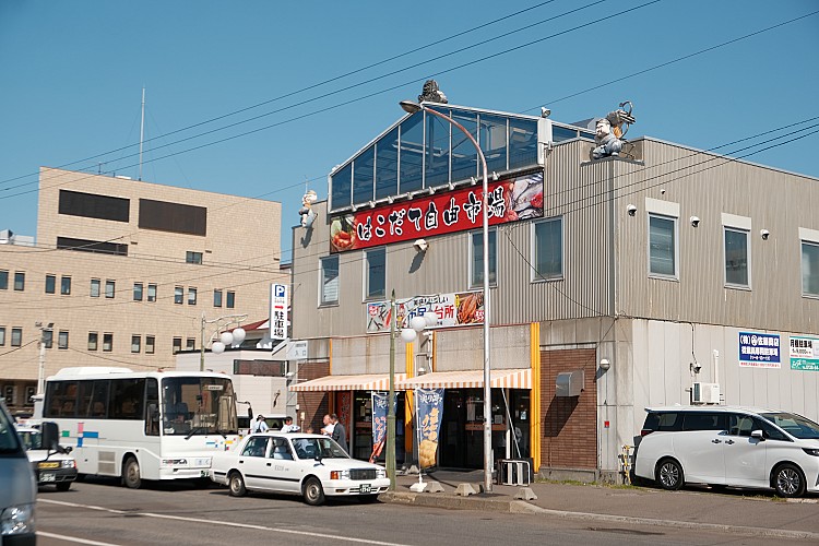 「函館自由市場」是當地人真正生活的地方，這裡沒有喧鬧的叫賣，也沒有擁擠人潮，只有攤販熟悉的招呼聲和緩慢而踏實的生活節奏。