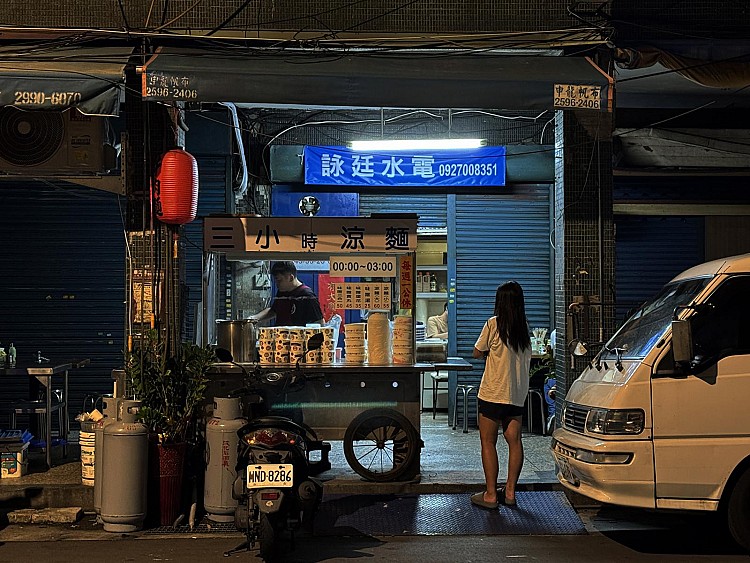 環南市場的夜從不真正安靜，炭香、油香、蛋香在巷弄間流動，像另一場醒著的市集。