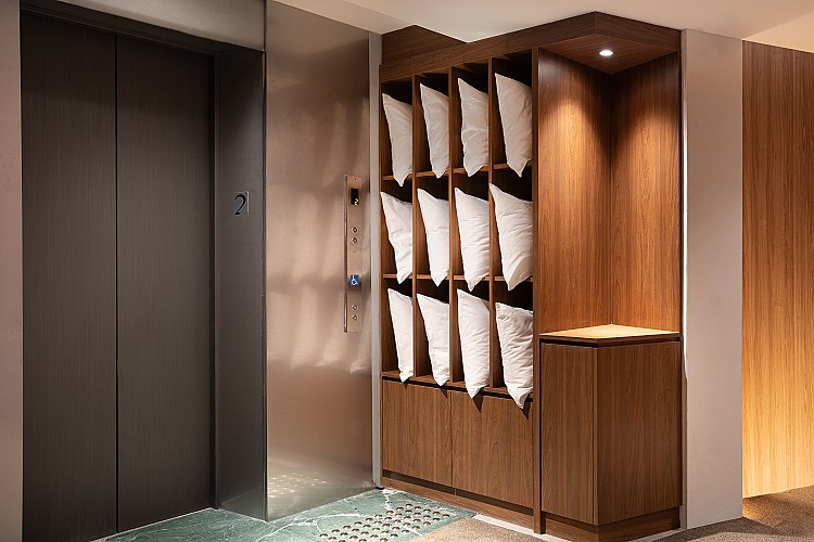 多數旅店從視覺開始打造體驗，而Oani刻意反其道而行，選擇從「空氣」下手，這正是它獨特之處。