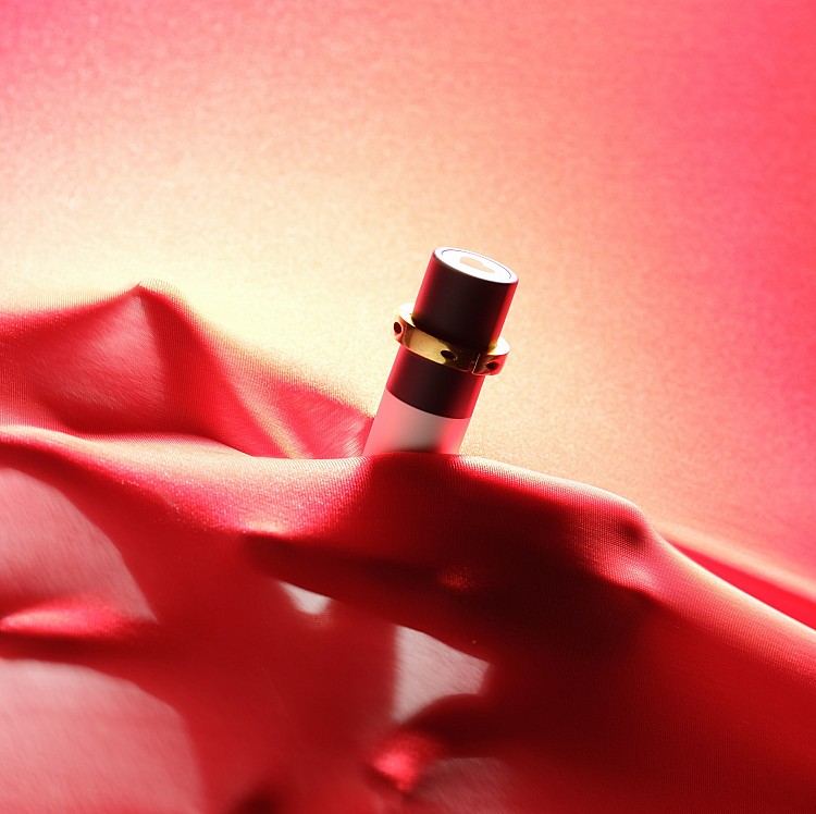 10月話題美妝新品4:AHRES設計感潤唇膏