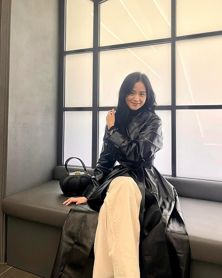 Jisoo示範綁帶是整件風衣的靈魂，繫起來能收束腰線，塑造沙漏比例；放下時則呈現帥氣飄逸的長版輪廓。