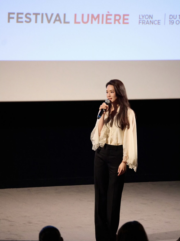 舒淇身穿 Chloé秋季系列真絲雪紡花邊襯衫，搭配黑色羊毛呢絨西裝褲，以極簡配色詮釋高級氣質，既溫柔又幹練，俐落西裝褲則平衡了上半身的柔美，展現舒淇一貫的知性與從容。