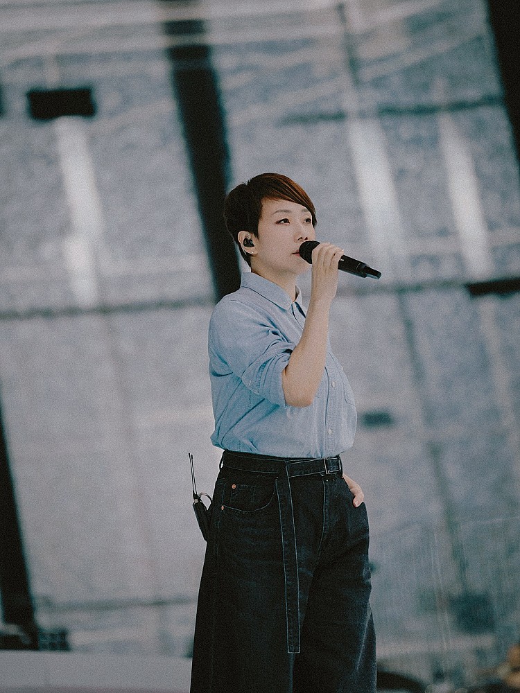 彩排時，林憶蓮則換上丹寧襯衫與深色寬褲，簡單卻充滿率性氛圍。淺藍襯衫自帶清爽減齡效果，搭配落地感的深色牛仔寬褲，視覺上俐落大方，同時帶有一絲文藝氣息，這樣的造型很能落實到日常穿搭中，也特別能讓矮個女孩顯得腿長。
