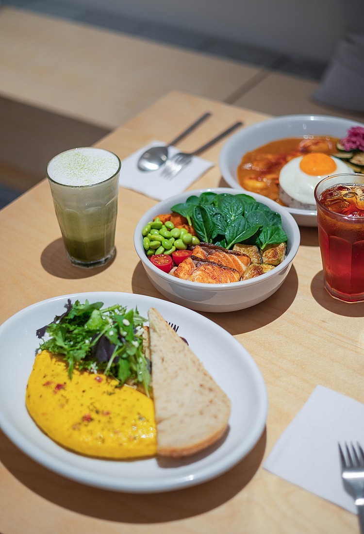 在板橋店，經典菜色依舊展現品牌一貫的細膩：「番茄香料啤酒燉豬肉藜麥飯」以焦糖化蔬菜醬底堆疊出深度甜香