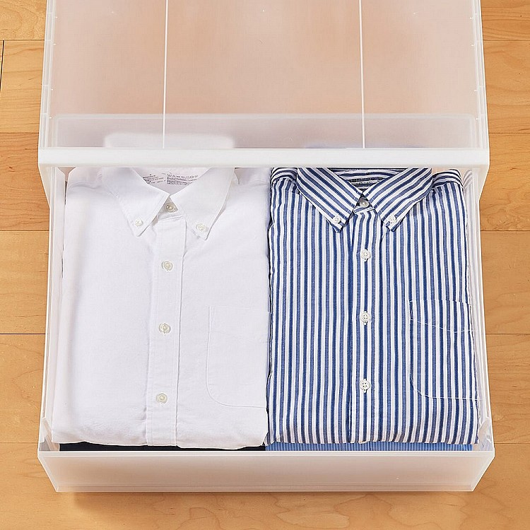 ​​​​​​​這款PP衣裝盒以半透明材質保留辨識度，同時維持視覺整潔