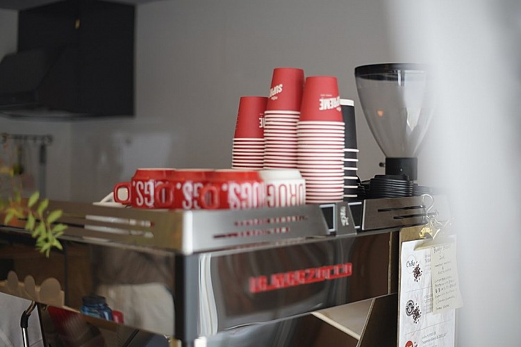 室內呈狹長動線，一踏入店內便是開放式吧台，像將街角延伸進室內般自然。