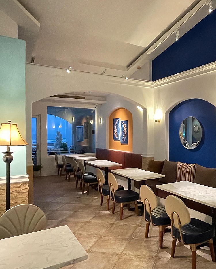 店內提供早午餐、甜點與飲品,戶外露台是熱門拍照點,尤其在午後光線最柔的時刻。整體空間不大,假日建議提前預約。