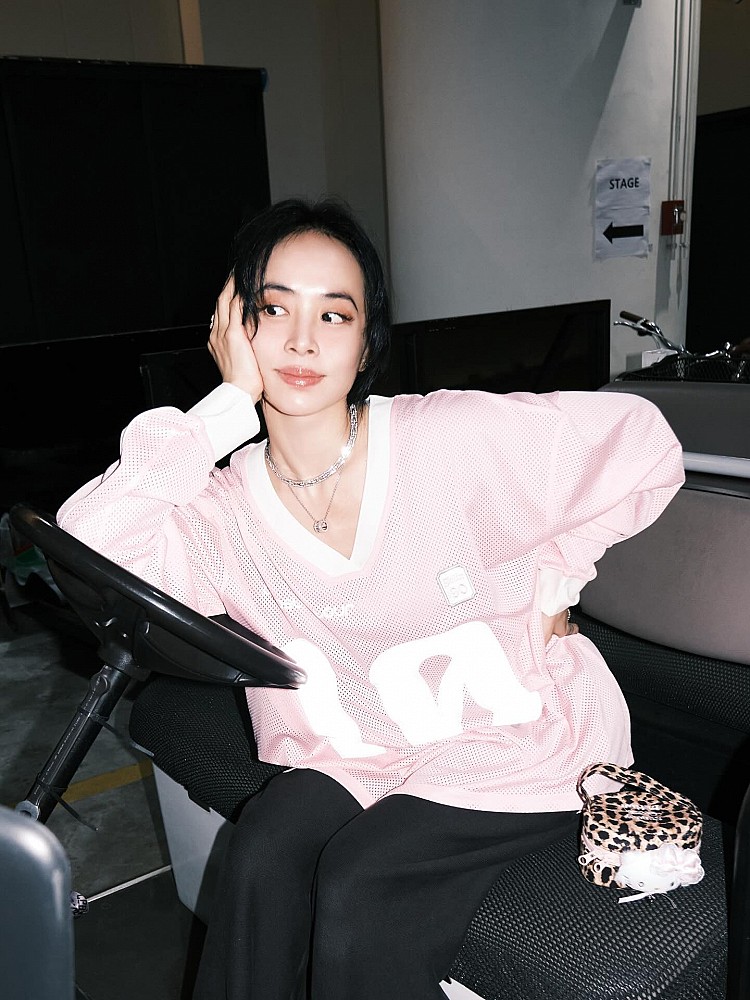 蔡依林這套演唱會後台造型少女感100分！選擇粉紅色球衣作為主角，寬鬆剪裁自帶休閒感，也讓舞台後的狀態更放鬆，但在珠寶選擇上，以Bvlgari珠寶點亮整體，包括 B.Zero1 Rock系列白K金鑽石項鍊，以及 Serpenti系列戒指，硬朗線條與蛇形意象，恰好中和球衣的休閒感，讓造型在休閒與奢華之間取得完美平衡。