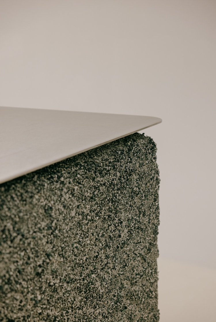 室內空間採用擬石工法並引入大面光膜，混合鐵件與結構線條的細節則在粗獷與精緻間取得平衡，使空間呈現出通透、簡潔、但極具層次的視覺節奏。