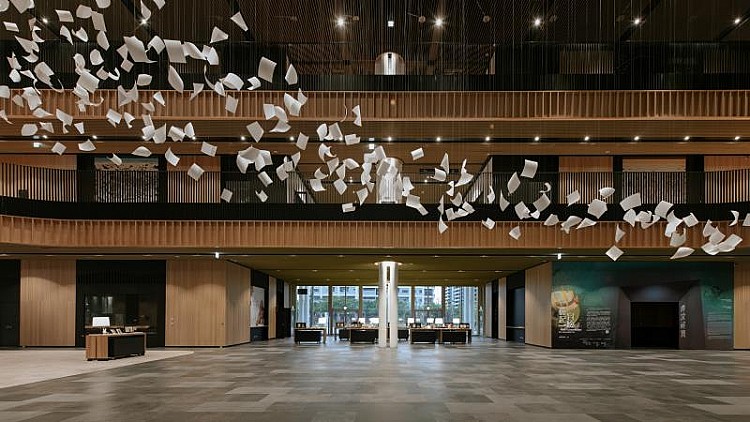 新總館位於永康區，距市中心稍遠，但交通便利，也適合親子造訪，六層樓加一層地下室，設置親子五感區、視聽區、特展區等多樣功能區域，醒目的大紅迴旋梯連結台南名人堂展示，融合台日風格的建築，是知識殿堂，也是城市文化與建築美學的完美結合。