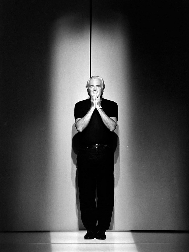 回顧今年6月的2026春夏米蘭男裝週，Giorgio Armani與Emporio Armani兩大品牌依舊如常登上日程表。然而，不同於以往的是，本次壓軸謝幕竟由男裝設計總監Leo Dell‘Orco出面。向來從未缺席謝幕的設計師首度未現身，當下便引發外界揣測：Armani先生是否出了狀況？