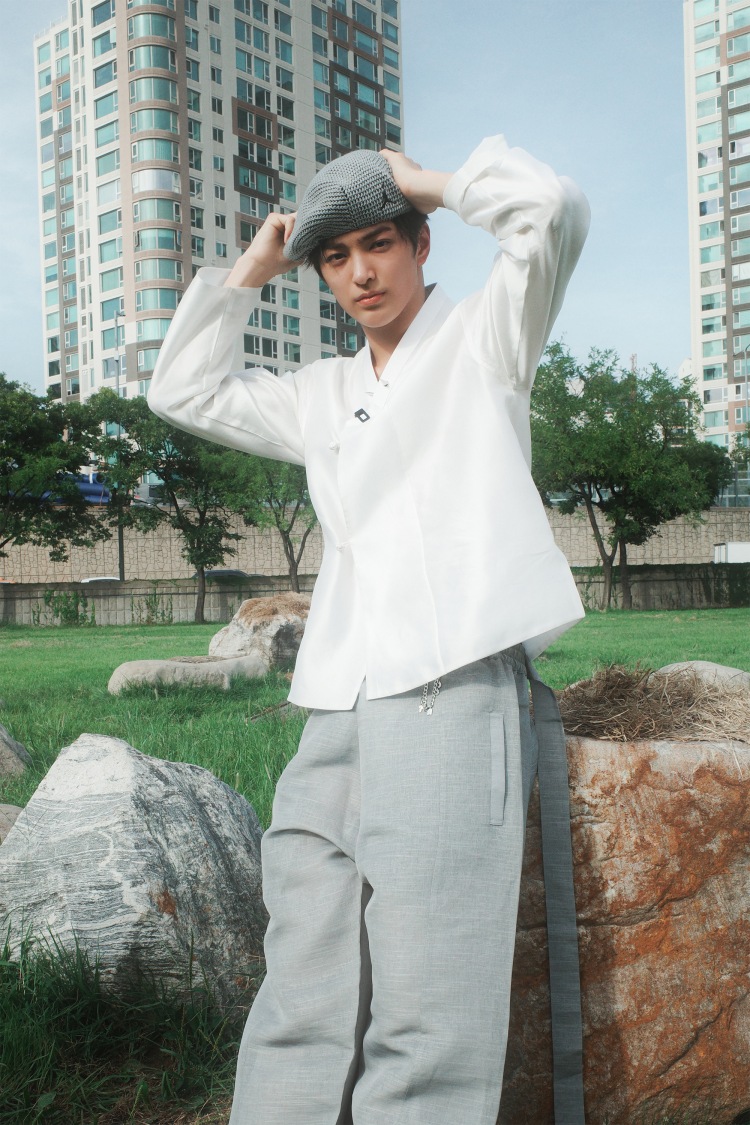 被封為「臉蛋天才接班人」的安乾鎬，最適合的就是乾淨少年感穿搭。白T、背心、短版外套、直筒或低腰褲，線條簡單卻最能放大他的顏值優勢。偶爾搭配頭巾、項鍊或金屬配件，讓造型不會太單薄。整體風格就像他本人一樣：清爽、直接、很容易讓人一眼入坑。