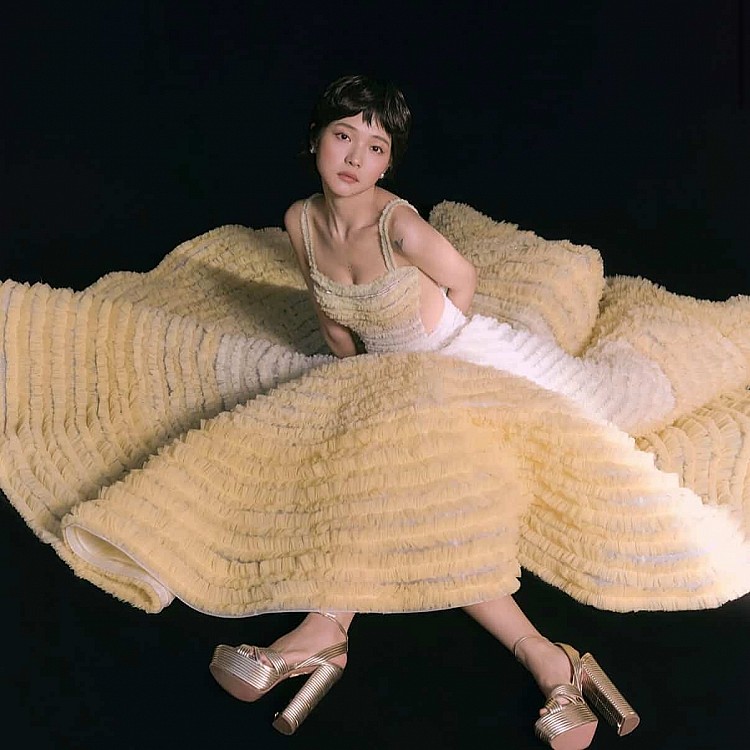 林廷憶在 Netflix 原創影集《影后》中飾演「史艾瑪」一角，即使與一票資深影后同台飆戲仍然獲得高度肯定，並入圍了 2025 金鐘獎 「戲劇節目女配角獎」，近日則是靠著 Netflix 原創影集《影后》再次圈粉，可以說是台灣新生代最受矚目的女演員之一。