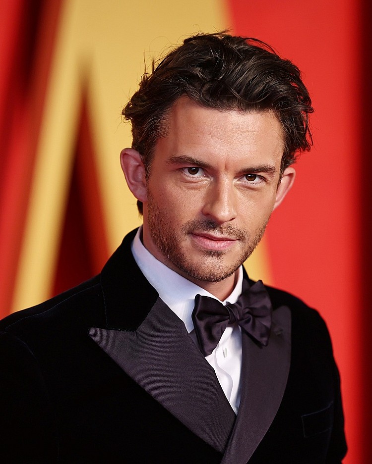 在Netflix人氣影集《柏捷頓家族》中飾演家族長子，憑藉深情眼神與完美紳士形象一炮而紅。第二季上線後28天內狂吸6億小時觀看時數，打破當時的平台紀錄，讓他一舉成為「最具浪漫氣質的男主角代表」。