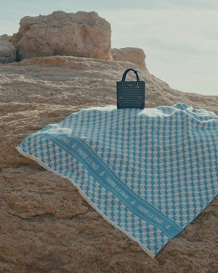 Fauré Le Page於1717年創立於巴黎，最初並非皮件世家，而是以御用軍械工坊起家，為法國皇室打造槍械與軍刀，路易十五與拿破崙都是品牌的重要客戶。憑藉精湛工藝，早期的槍袋與刀鞘兼具功能與美感，展現極致的皮革技術。