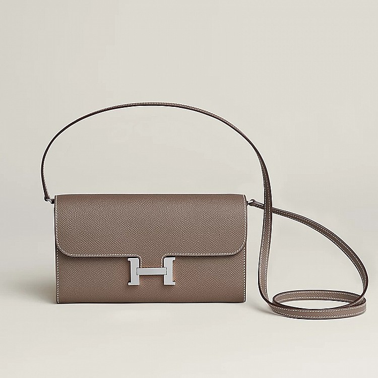 Constance To Go 是愛馬仕近年極具代表性的「低門檻高價值」選項。以皮夾之名,卻具備完整包款結構與標誌性 H 釦設計,讓它在小包、斜背包與皮件之間取得模糊而迷人的定位。對於尚未進入配額包名單的買家而言,Constance To Go 成為最接近 Constance 正包的替代選擇。117%的保值率顯示,市場已不再只是追逐BKC,亦會為了使用需求購買可入手的愛馬仕包包!