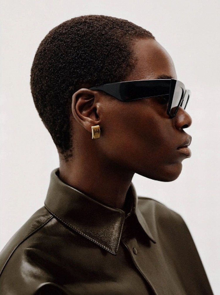 從小就以南蘇丹模特Alek Wek為榜樣，跟新生代超模Anok Yai一樣同樣來自南蘇丹，有著同樣膚色、同樣身世背景。Awar Odhiang曾說：「看到有人長得像我、能在伸展台上發光，我就知道自己也能做到。」如今，她的成功不只是個人勝利，更代表黑人與難民出身女性在高端時尚中的發聲權崛起。