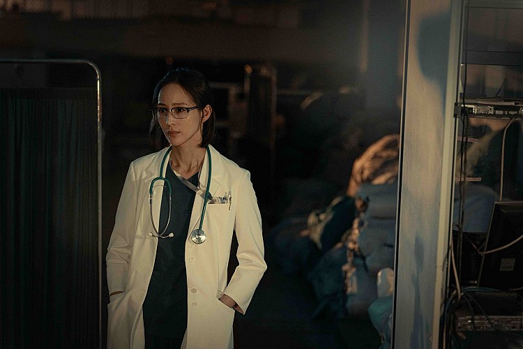 戲劇女神張鈞甯出道至今也演紅不少代表作,這次在《化外之醫》中則飾演威大醫院神經外科醫師鄭琬平,表面上強勢冷靜,實則背負母親角色的責任、腦癱兒子的愧疚、因醫療違規失去監護權...等多重壓力,可以說是挑戰性十足的角色。