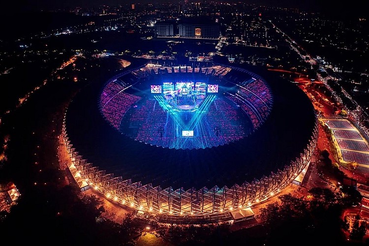 位在高雄左營區的世運主場館又稱高雄國家體育場，原為應爭取主辦國際綜合運動賽會及舉辦 2009 年世界運動會而籌建，世運會結束後，主場館由行政院體育委員會接手管理，一直到 2011 年，為了方便經營再轉由高雄市政府正次接管，在這期間，華語天團五月天已於 2009 年登上該場館舉辦大型演唱會，接著隔年也迎來「韓流天王」Rain 登台演唱，成功開拓世運主場館的全新用途。