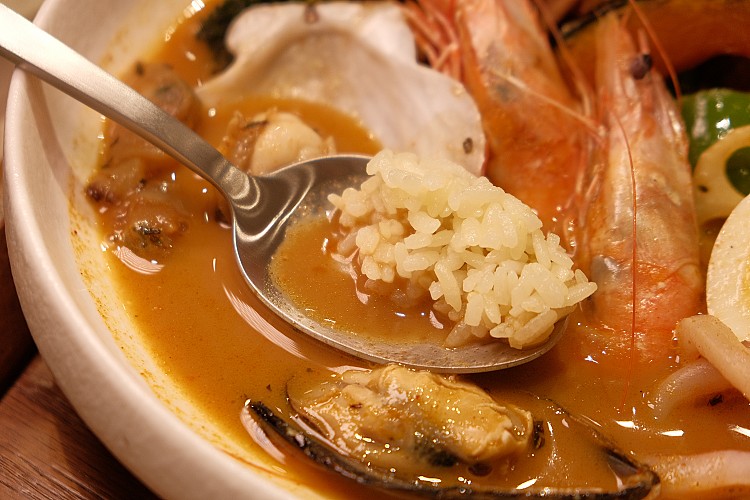 推薦你先喝一口湯品嚐鮮味,第二口再舀一匙薑黃飯