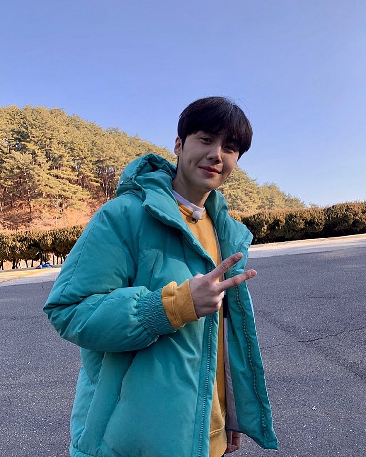 如果說前幾套偏向低彩度、安靜系,這一套則是金宣虎難得的亮色系穿搭,藍綠色短版羽絨外套,內搭暖黃色系衛衣,利用撞色拉出層次,也讓整體氛圍更年輕、親切,讓視覺重心集中在羽絨外套本身。