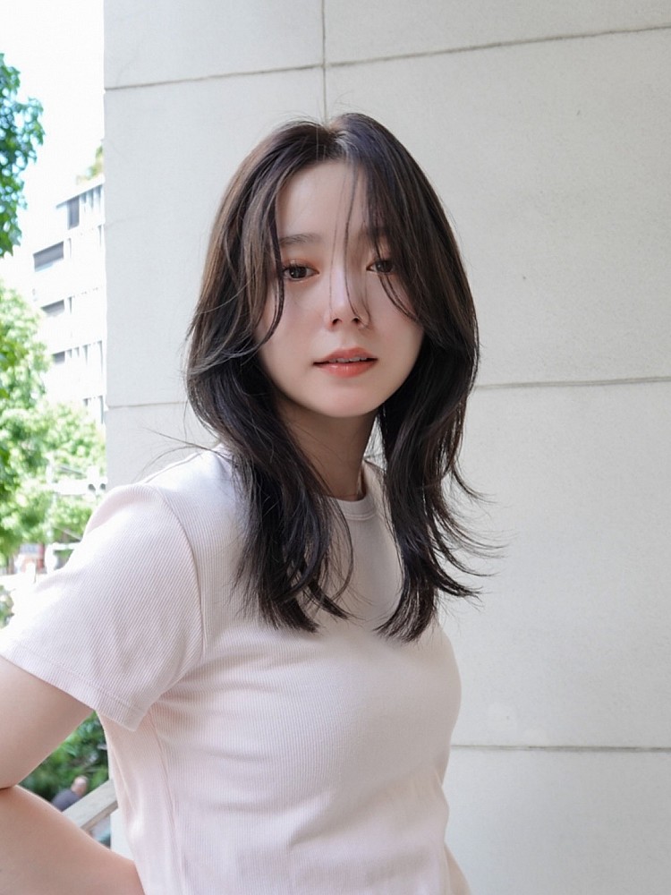 深棕色髮型推薦13：中分魚尾剪