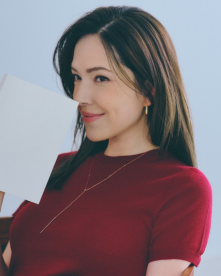 許瑋甯這次示範兩套穿搭：第一套以來自秋冬系列的紅色美麗諾圓領毛衣搭配喇叭牛仔褲，展現知性婉約