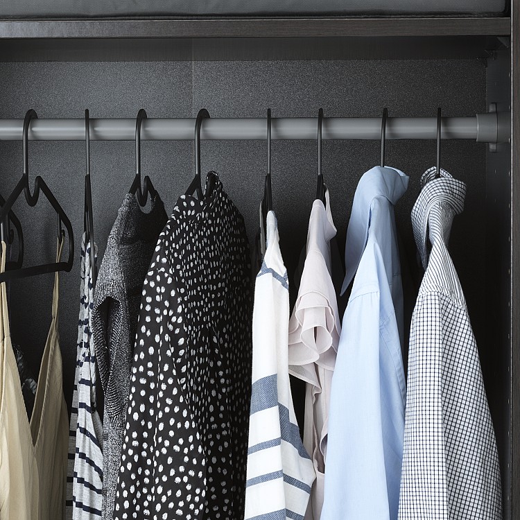 「SPRUTTIG衣架」把衣櫃裡最容易被忽略的細節，處理得相當到位。
