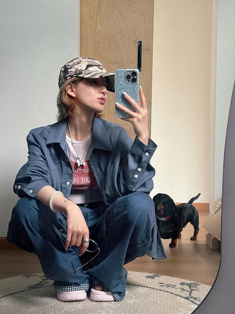 趙露思這套穿搭展現出剛柔並濟的魅力！她選擇以一套水洗藍襯衫以及寬褲穿搭，內搭上T恤，加上中性風格的迷彩棒球帽，讓整體穿搭的層次更鮮明，打造出休閒又有層次的街頭感風格！