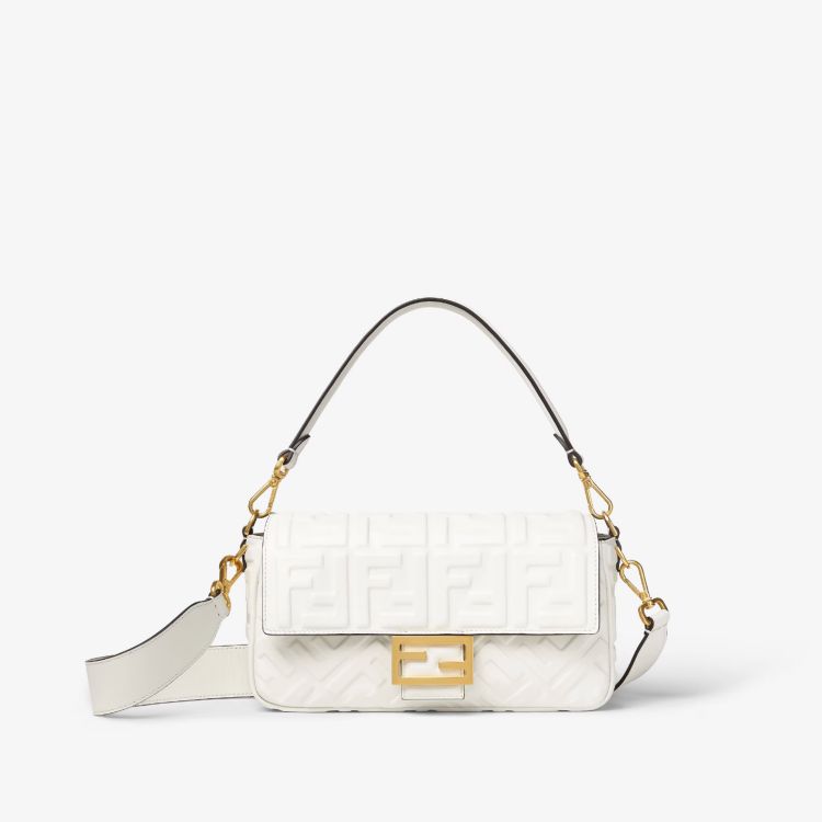 Fendi這款經典中型Baguette以「優雅、柔軟、雋永」三個關鍵字完美濃縮包款魅力。1997 年誕生後成為時尚史上第一個It Bag，此次以雲舞白小牛皮打造，並透過立體壓紋FF圖案重塑經典。