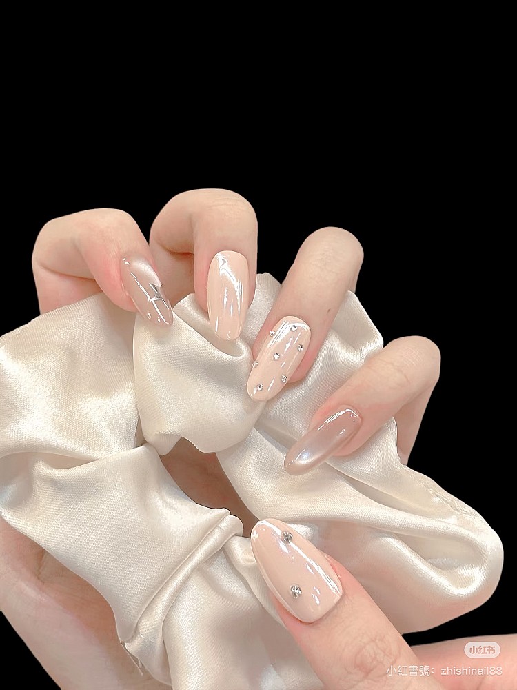 裸色貓眼美甲推薦2:個性水鑽