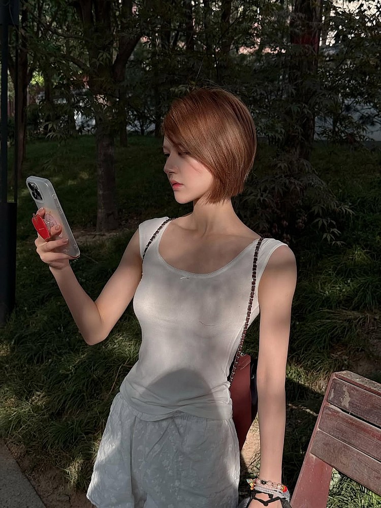 趙露思蜜糖茶棕髮色造型3:輕盈層次短髮