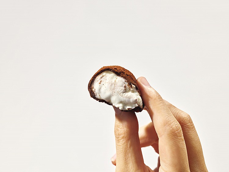 「松露造型可可球」外層細緻裹覆生巧克力粉，可可香氣先行鋪陳，接著奶油在口中迅速化開，