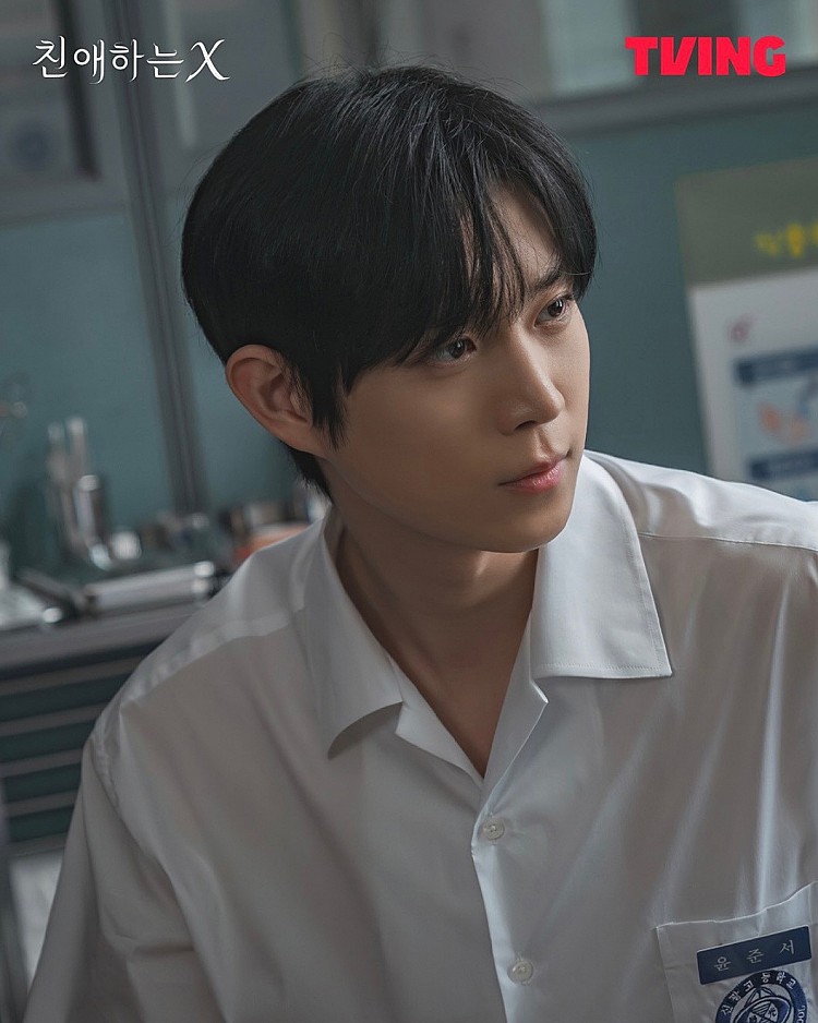 有著超高顏值加上 185 公分大長腿，讓金永大自 2017 年以網路劇《全知單戀視角特別版》出道便備受關注，這次在《親愛的 X》則從小守護白雅珍的尹俊瑞，他願為她付出一切，但是當真相逐漸浮現，且衝突無法迴避時，他也走向自我毀滅...一路看著默默守護的對象崩壞光看設定就讓人心疼不已。