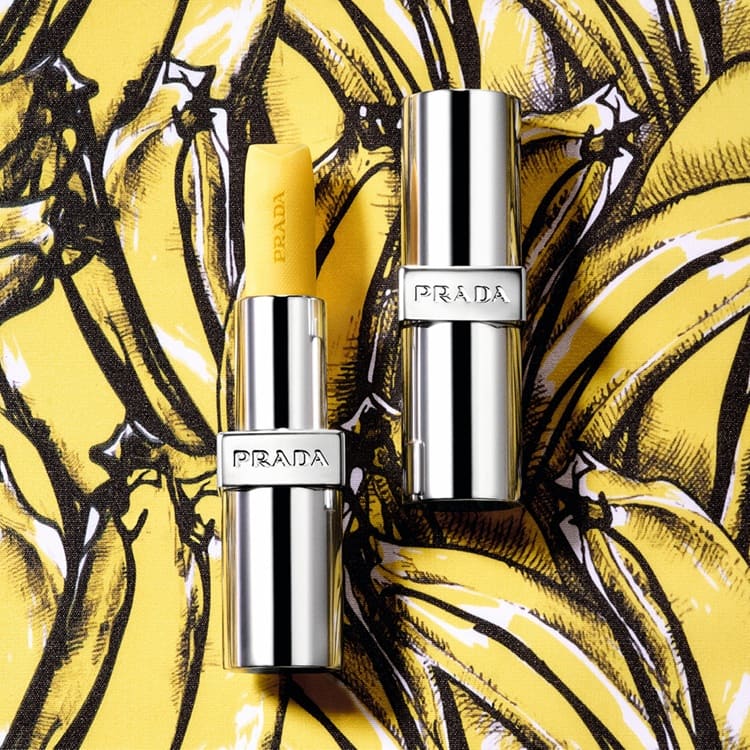 Prada 妄甜香蕉經典潤唇膏，NTD1,550