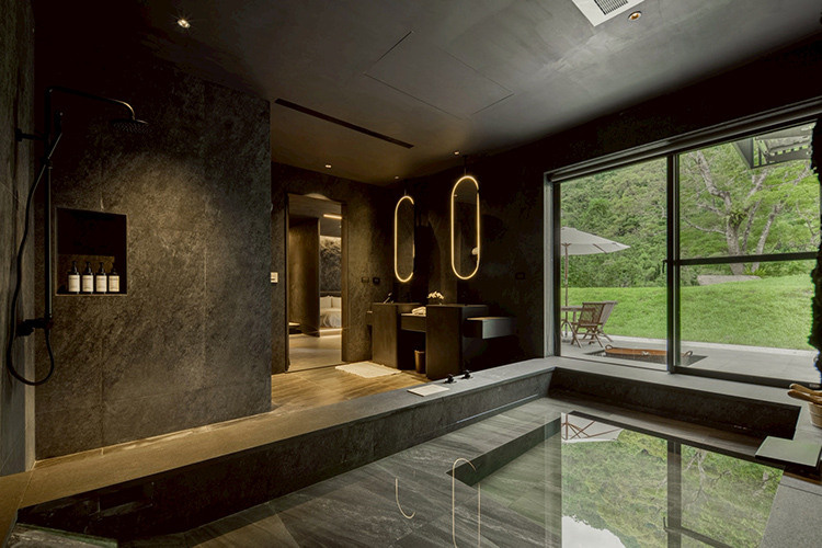 作為雲品國際全新旅宿品牌「雲品 Collection」的首發之作，烏來「蘇卡利‧漫活 Villa Resort」選址紅河谷靜謐山水之間，全館僅規劃5間獨立套房，刻意保留距離感，也替「慢活奢旅」留下真正的空白。