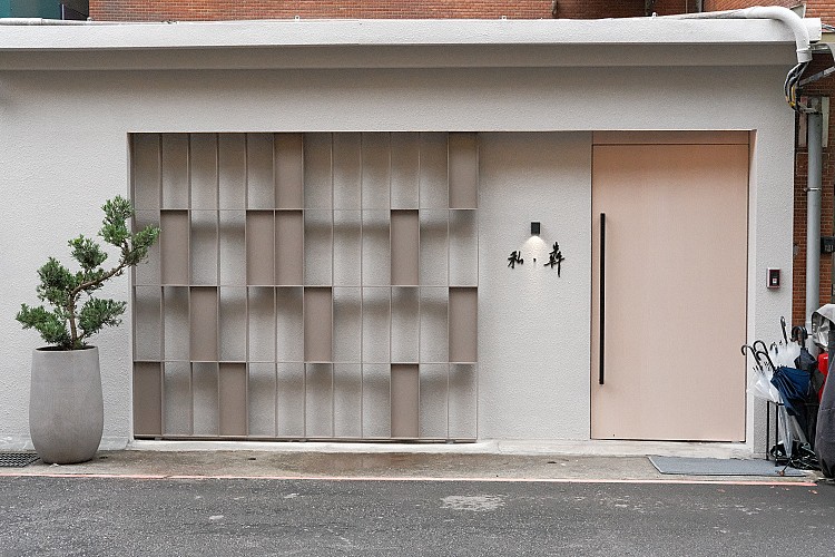 隨著氣溫轉涼,「私・犇 鐵板燒」在年末端出全新季節菜單,以「暖韻旬味」為主軸,重新梳理秋冬該有的味覺節奏