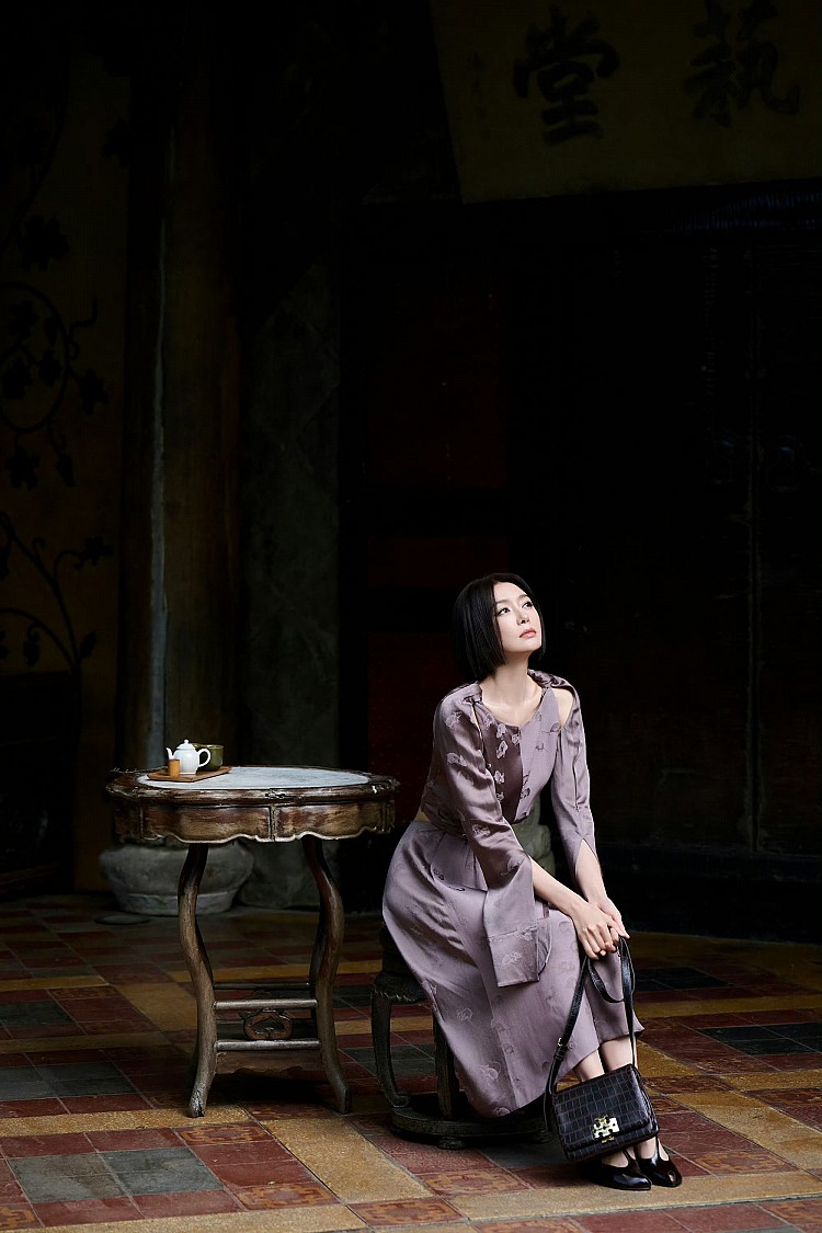 秦嵐以淡霧紫洋裝加上微開肩剪裁、垂墜袖口，溫柔、飄逸的線條感，腳上搭配的瑪莉珍鞋是本季女孩的時髦利器，手上的Tory Burch肩背包 則是許多大學生、上班族最愛的實用款，像是剛踏入大學校園的女生般清新。