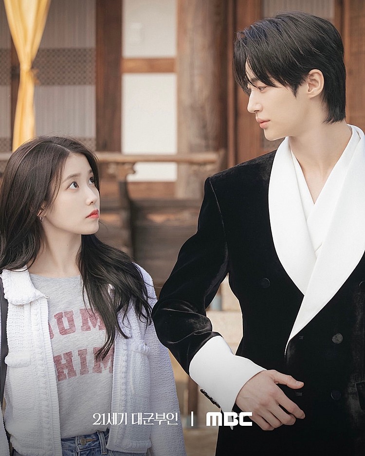 《21 世紀大君夫人》由曾打造出《金秘書為何那樣》、《還魂》的導演朴峻華執導，搭擋在 2022 年於 MBC 的劇本徵集大賽中榮獲優秀獎的劉雅仁編劇打造。