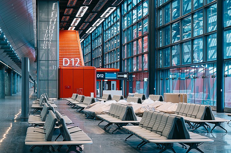 桃園機場第三航廈的首個重要里程碑於2025年12月1日到來,北登機廊廳正式啟動試營運。