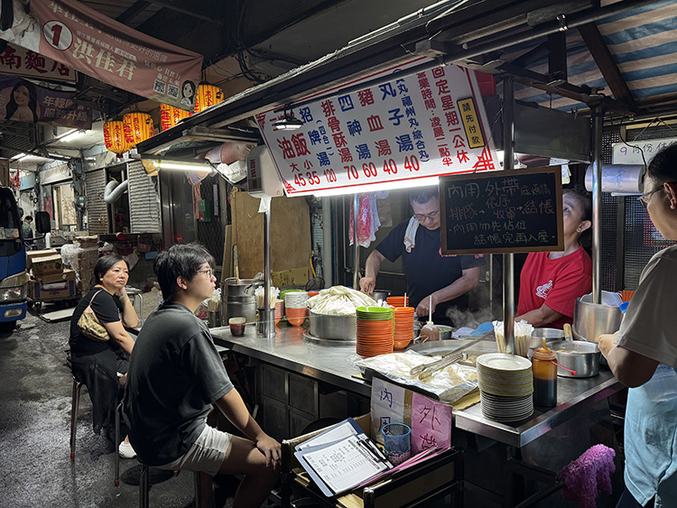 從三條路福德宮搬來的「三條路油飯」，攤燈未亮，人潮已排出巷口，那是一種懂吃人之間的默契。