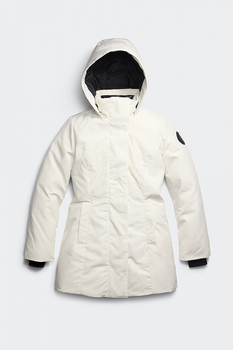 這一件Leslie派克大衣可以說是怎麼穿都不會出錯！設計靈感源自 2010 年的 Victoria 派克大衣，保留品牌標誌性的實用結構，同時加入更現代的線條語言，讓長版羽絨外套也能保有俐落比例與優雅氣場！