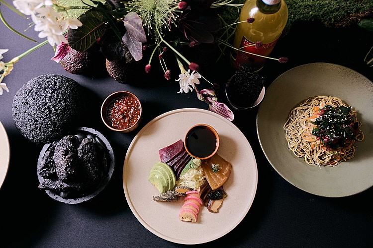 以「食材本真、味覺錯覺」見長，此次不僅走入台灣農地取材，更將在地蔬果、海藻與香料，轉化為帶有韓式靈魂的嶄新演繹。