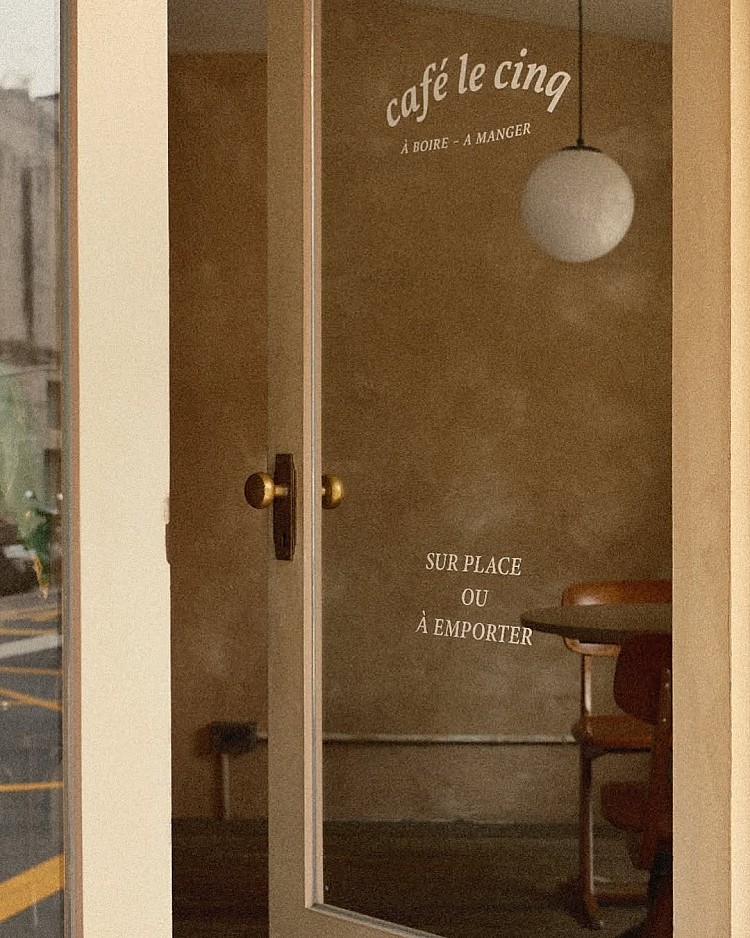 Le Cinq 靜靜隱身於信義區巷弄裡，卻像一扇通往巴黎瑪黑區的小窗。