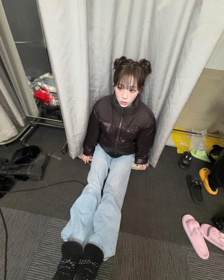 短版羽絨外套，絕對是顯瘦又顯高的絕佳利器！Winter這件摩卡棕短版羽絨外套本身自帶復古感，比黑色更柔和，在下半身搭配上高腰牛仔褲，選用淺色丹寧，瞬間把整體比例拉長，穿出一種甜酷又帶點Y2K感的冬季街頭風。