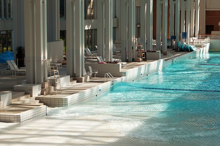 在這裡，還有個讓人分不清季節的地方「Mina-Mina Beach」。推開玻璃門，迎面而來的是30度的暖空氣，明明外頭還是寒冷的世界，裡頭卻像一座小島。