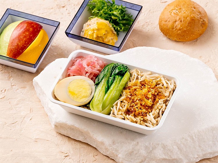 華航經濟艙-蛋奶素特餐-⼩樹雞絲飯