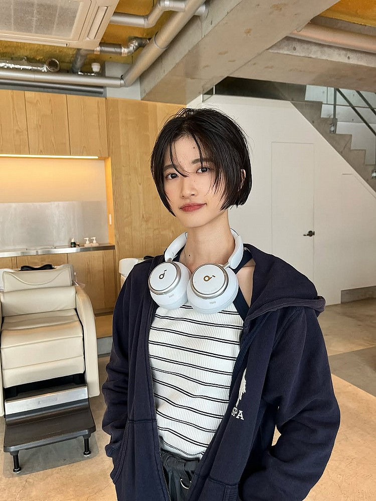 黑色齊短髮推薦3：輕盈鬚鬚瀏海