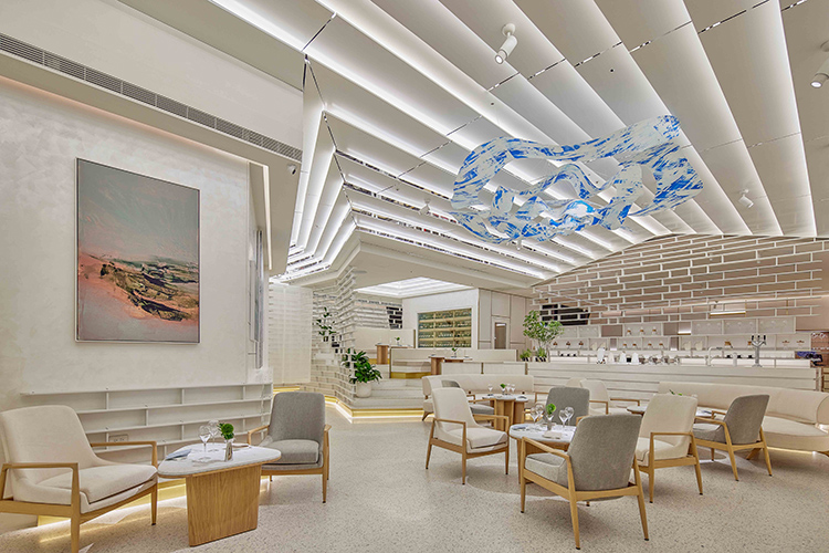 「A」以純白為基調，搭配繽紛花卉與畫作點綴，營造簡約卻不失藝術感的氛圍。